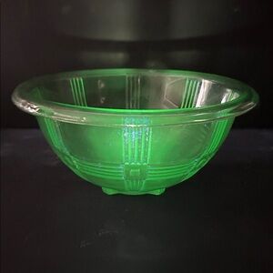Vintage 1930’s HAZEL ATLAS  8.5” Vaseline/Uranium glass “Criss Cross” bowl